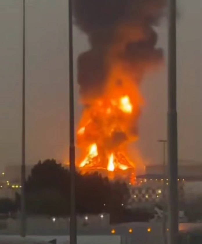 После атаки беспилотника в крупнейшем порту ОАЭ Фуджейра произошел пожар