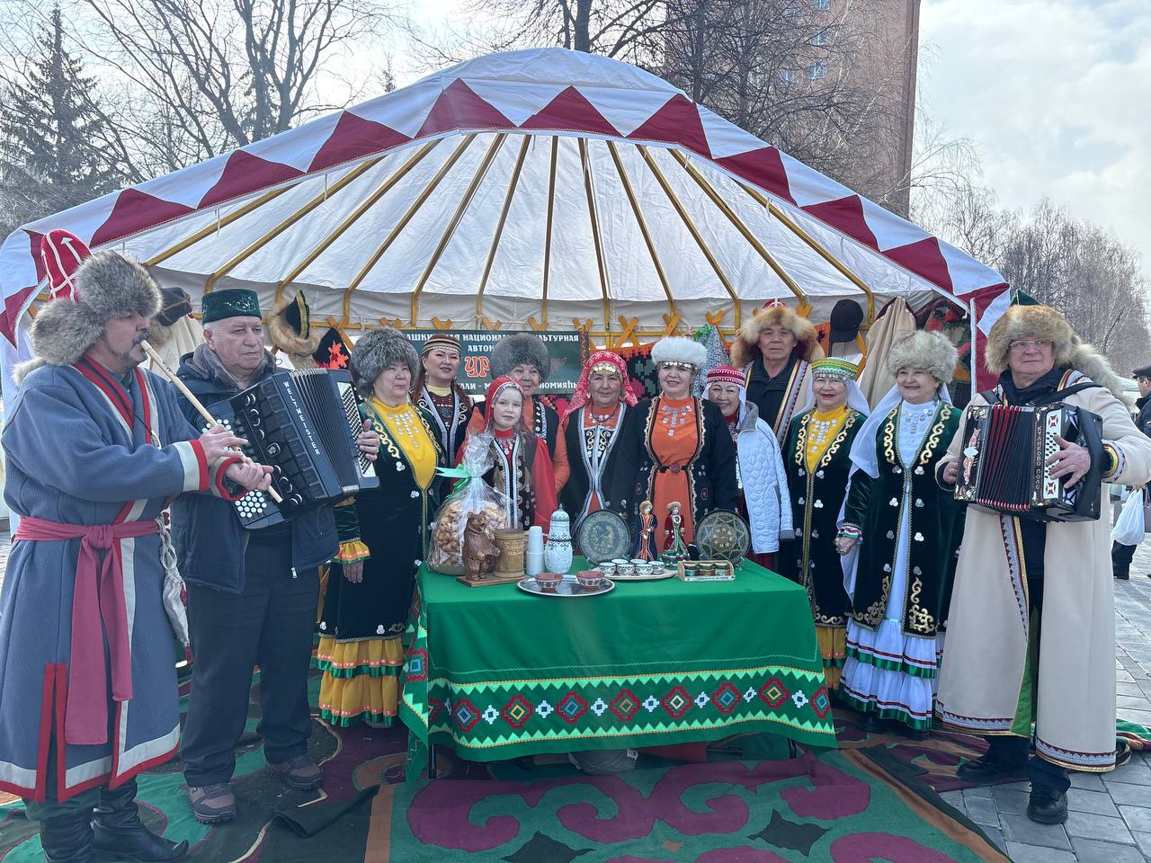 Национальные объединения Дома дружбы народов с радостью открыли свои площадки, где каждый гость может погрузиться в атмосферу тепла, дружбы и живого многообразия культур Национальные объединения Дома дружбы народов с радостью открыли свои площадки, где каждый гость может погрузиться в атмосферу тепла, дружбы и живого многообразия культур