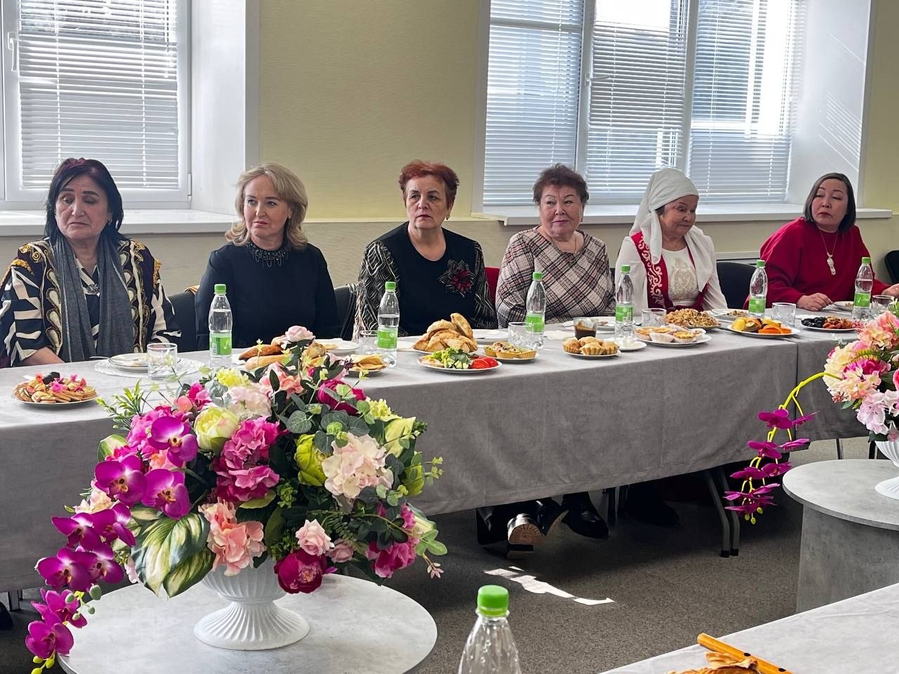 Радмир Беляев встретился с представителями разных национальных обществ, который проживают в Нижнекамске Радмир Беляев встретился с представителями разных национальных обществ, который проживают в Нижнекамске