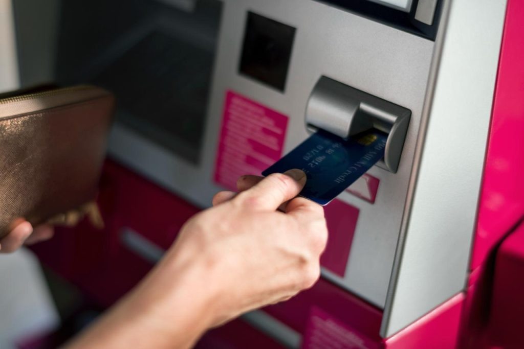 Пенсионеры могут столкнуться с трудностями при получении выплат в 2026 году: изменения в банковских системах