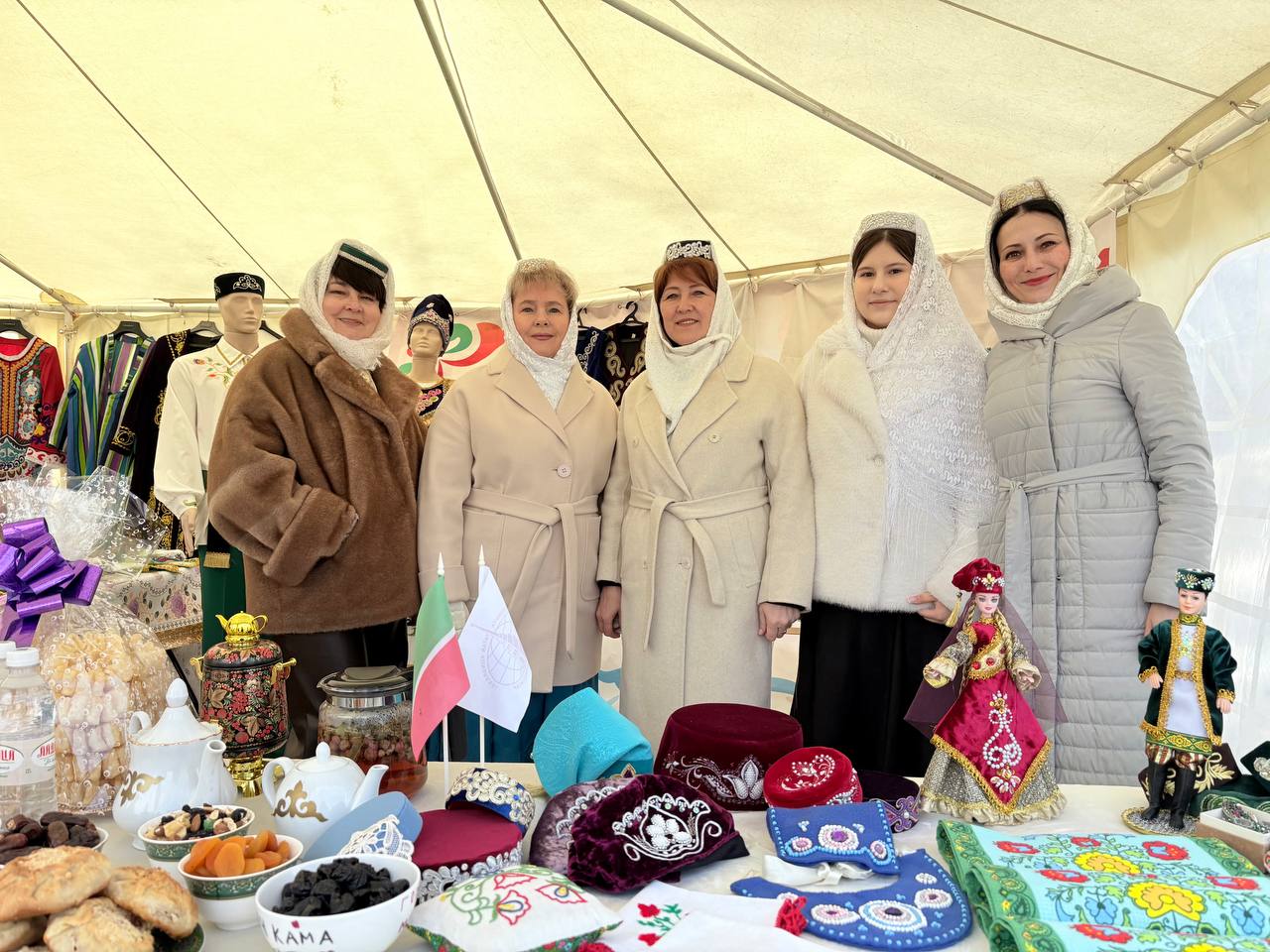 Национальные объединения Дома дружбы народов с радостью открыли свои площадки, где каждый гость может погрузиться в атмосферу тепла, дружбы и живого многообразия культур Национальные объединения Дома дружбы народов с радостью открыли свои площадки, где каждый гость может погрузиться в атмосферу тепла, дружбы и живого многообразия культур