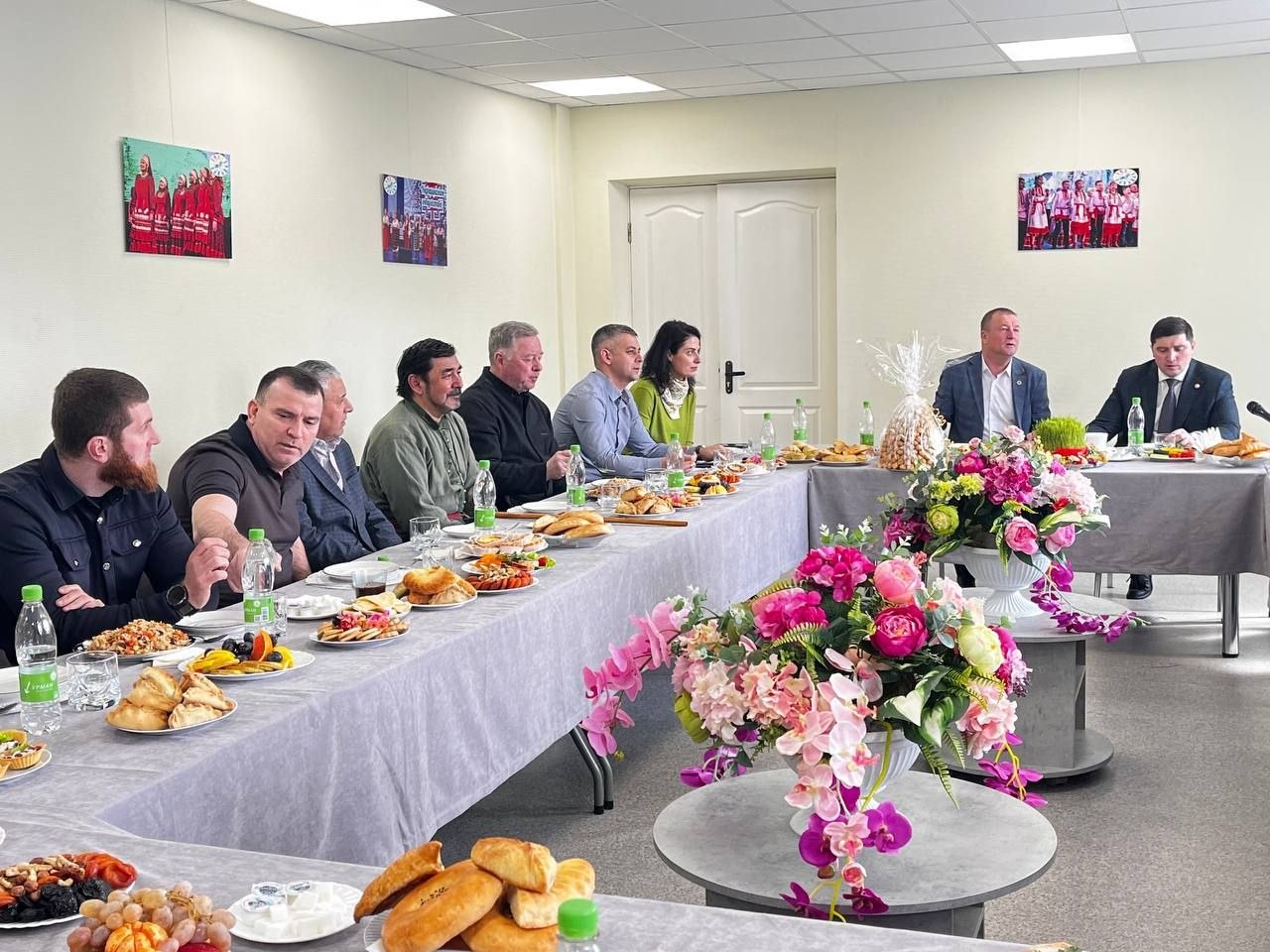 Радмир Беляев встретился с представителями разных национальных обществ, который проживают в Нижнекамске Радмир Беляев встретился с представителями разных национальных обществ, который проживают в Нижнекамске