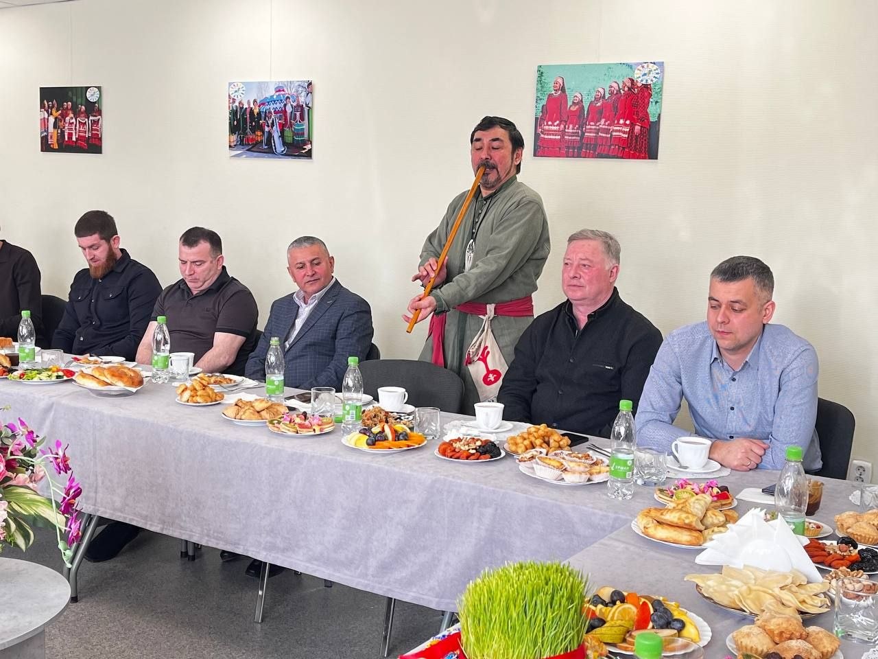 Радмир Беляев встретился с представителями разных национальных обществ, который проживают в Нижнекамске Радмир Беляев встретился с представителями разных национальных обществ, который проживают в Нижнекамске