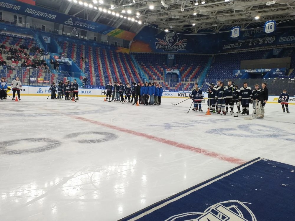 В «Нефтехим Арене» сегодня подвели итоги городского первенства по хоккею с шайбой среди дворовых клубов «Золотая шайба»