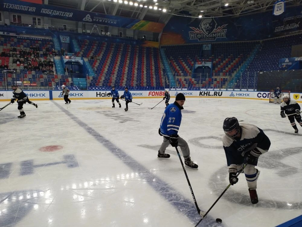 В «Нефтехим Арене» сегодня подвели итоги городского первенства по хоккею с шайбой среди дворовых клубов «Золотая шайба» В «Нефтехим Арене» сегодня подвели итоги городского первенства по хоккею с шайбой среди дворовых клубов «Золотая шайба»