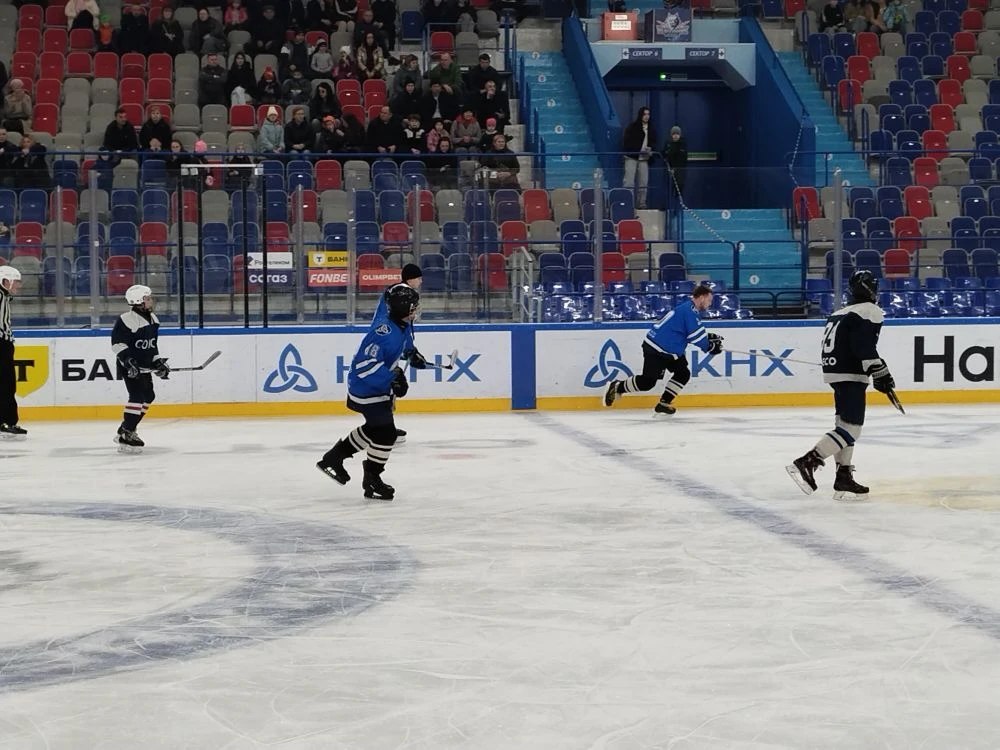 В «Нефтехим Арене» сегодня подвели итоги городского первенства по хоккею с шайбой среди дворовых клубов «Золотая шайба» В «Нефтехим Арене» сегодня подвели итоги городского первенства по хоккею с шайбой среди дворовых клубов «Золотая шайба»