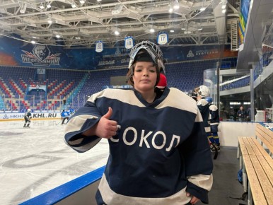 В хоккей играют и девушки — смело, уверенно и с огнём в глазах!