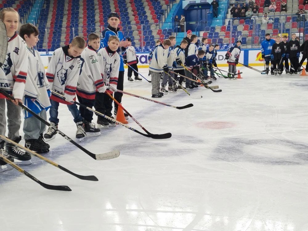 В «Нефтехим Арене» сегодня подвели итоги городского первенства по хоккею с шайбой среди дворовых клубов «Золотая шайба» В «Нефтехим Арене» сегодня подвели итоги городского первенства по хоккею с шайбой среди дворовых клубов «Золотая шайба»