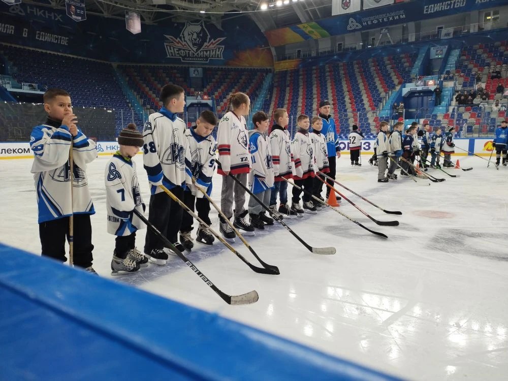 В «Нефтехим Арене» сегодня подвели итоги городского первенства по хоккею с шайбой среди дворовых клубов «Золотая шайба» В «Нефтехим Арене» сегодня подвели итоги городского первенства по хоккею с шайбой среди дворовых клубов «Золотая шайба»