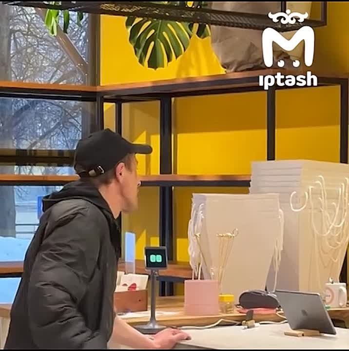 Окровавленный мужик разнёс цветочный салон на Московском проспекте в Челнах