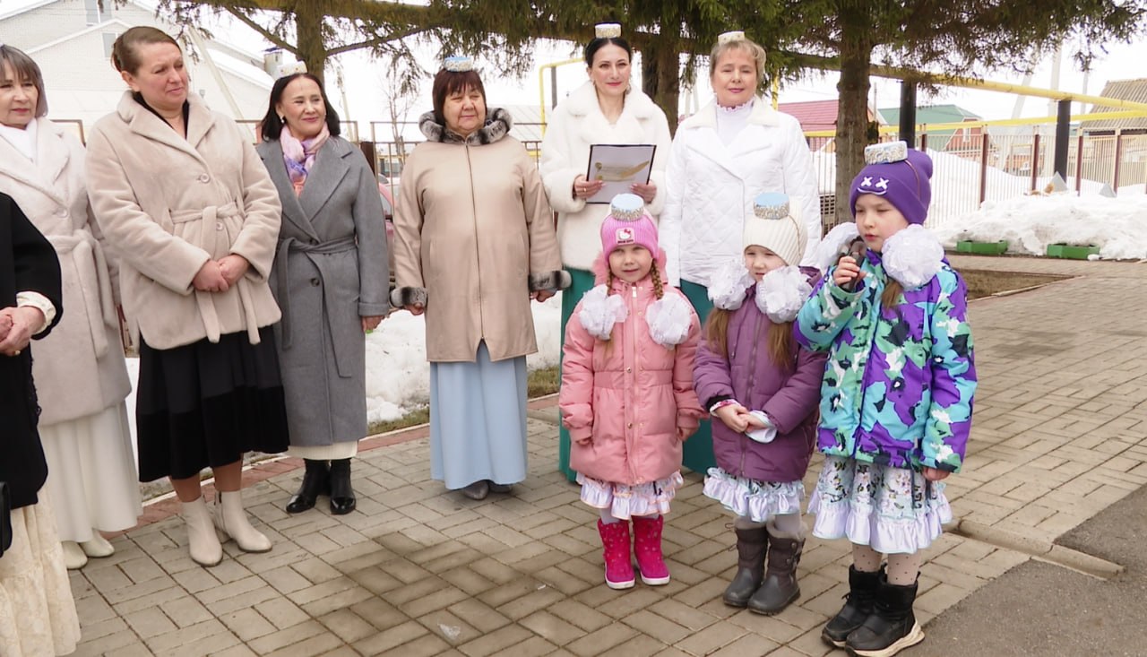 селе Ташлык сегодня открыли памятную доску имени общественного и государственного деятеля Татарстана, поэта, прозаика, драматурга Разиля Валеева. селе Ташлык сегодня открыли памятную доску имени общественного и государственного деятеля Татарстана, поэта, прозаика, драматурга Разиля Валеева.