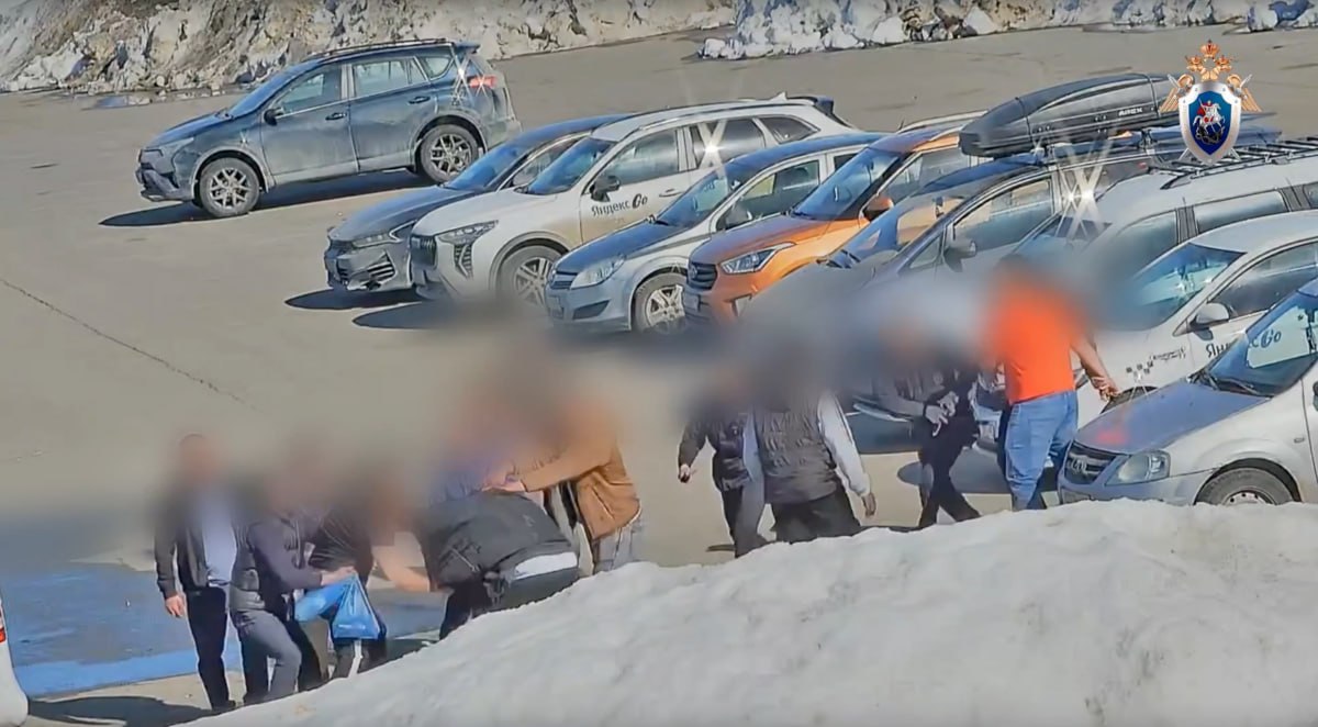 В аэропорту Казани задержали нелегальных таксистов, напавших на полицейских