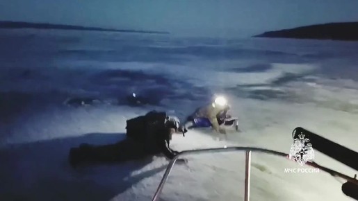 В Татарстане спасли рыбаков, которые не могли вернуться на берег по подтаявшему льду