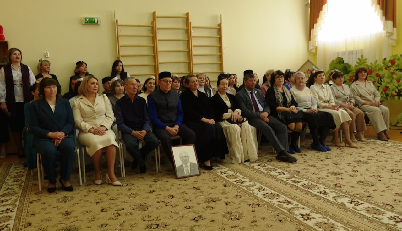 селе Ташлык сегодня открыли памятную доску имени общественного и государственного деятеля Татарстана, поэта, прозаика, драматурга Разиля Валеева. селе Ташлык сегодня открыли памятную доску имени общественного и государственного деятеля Татарстана, поэта, прозаика, драматурга Разиля Валеева.