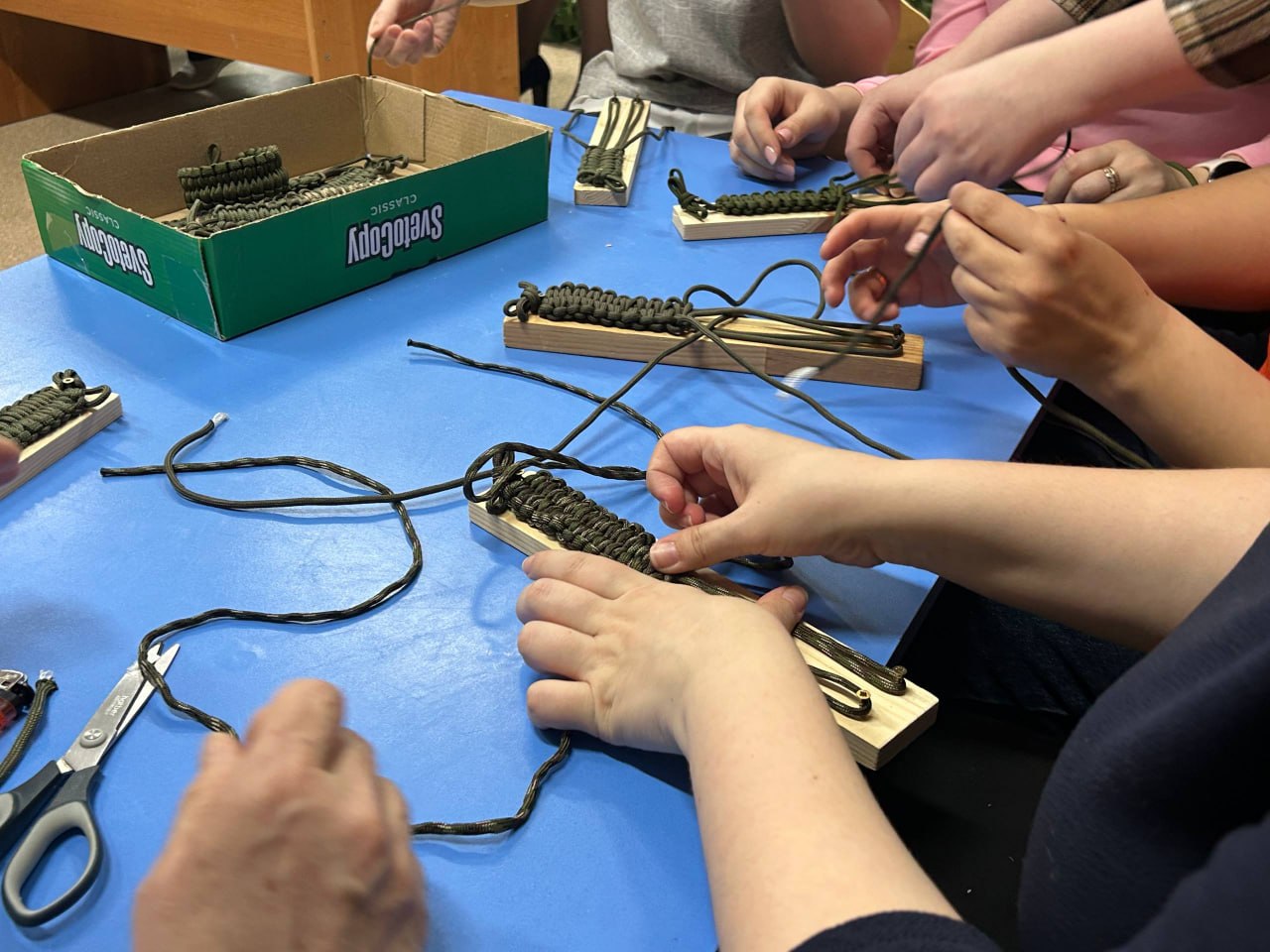 В феврале на базе 61-го детского сада открылся патриотический клуб «Улей», там работает волонтёрская группа «Пчёлки» В феврале на базе 61-го детского сада открылся патриотический клуб «Улей», там работает волонтёрская группа «Пчёлки»