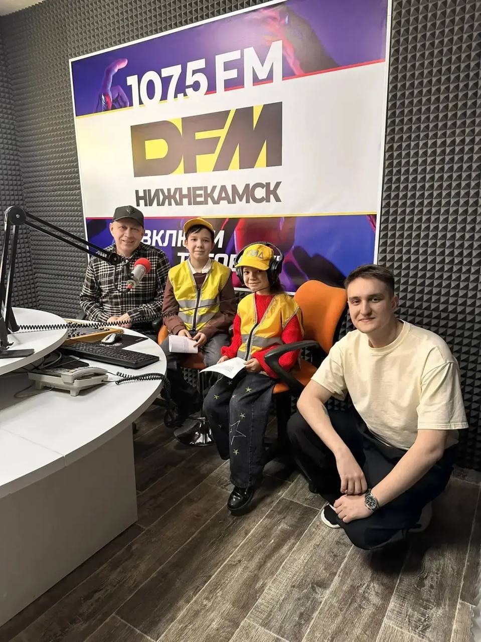 Госавтоинспекция Нижнекамска совместно с юными инспекторами движения гимназии № 25 запускает социальный проект «Дети о ПДД взрослым»: детские аудиообращения с напоминаниями соблюдать скоростной режим, правильно переходить... Госавтоинспекция Нижнекамска совместно с юными инспекторами движения гимназии № 25 запускает социальный проект «Дети о ПДД взрослым»: детские аудиообращения с напоминаниями соблюдать скоростной режим, правильно переходить...