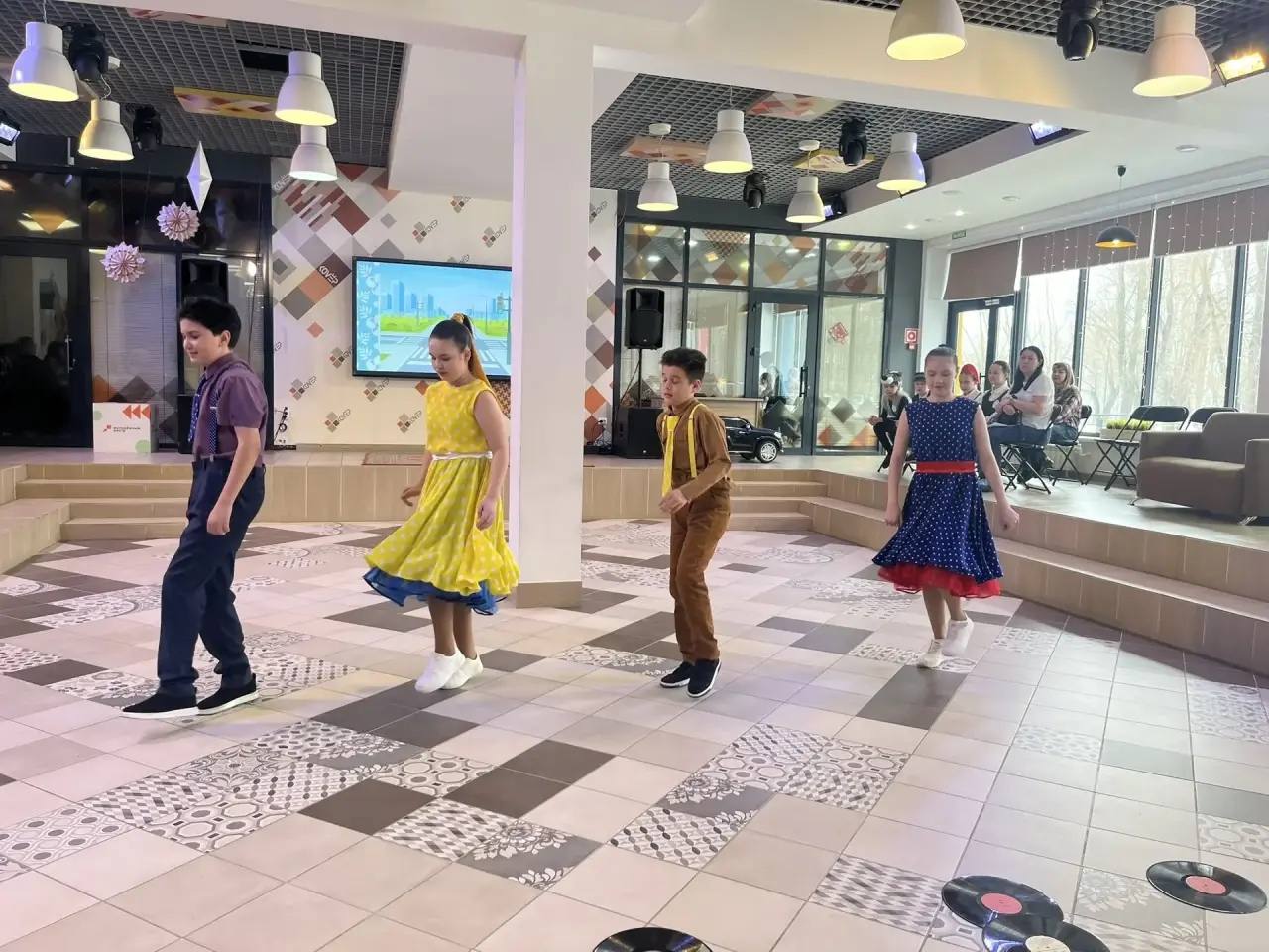 В Нижнекамске прошёл конкурсфестиваль агитбригад «Давай дружить, дорога!», посвящённый 90летию Госавтоинспекции и 60летию города В Нижнекамске прошёл конкурсфестиваль агитбригад «Давай дружить, дорога!», посвящённый 90летию Госавтоинспекции и 60летию города