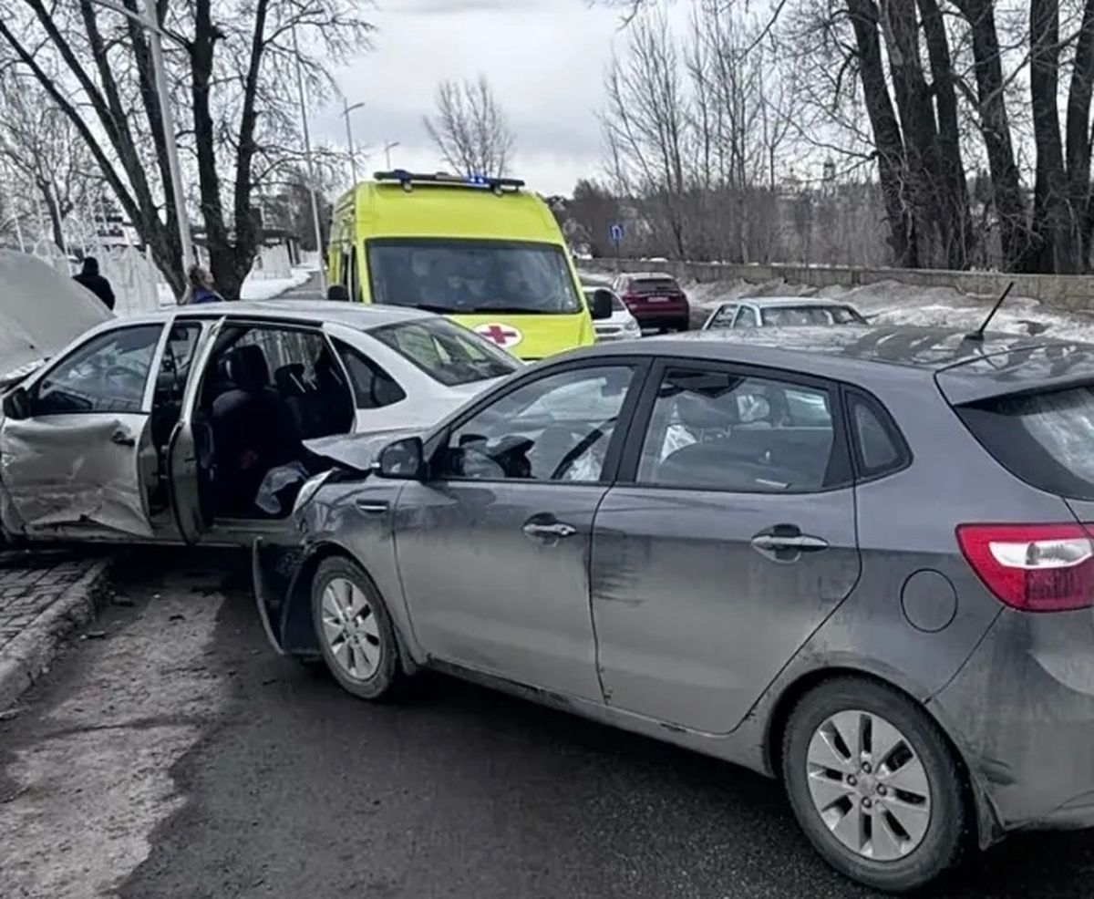 Не пропустил КИА на главной: двое попали в больницу после ДТП на Красном Ключе Не пропустил КИА на главной: двое попали в больницу после ДТП на Красном Ключе