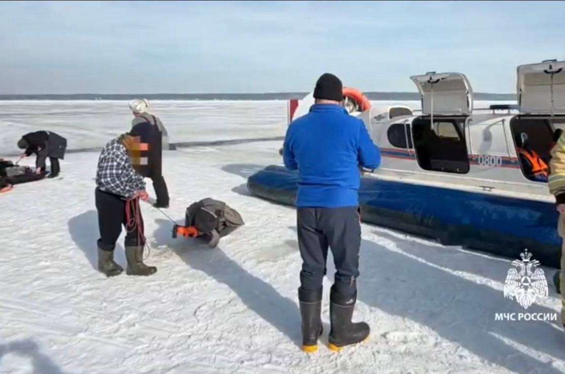 Татарстане на Волге и Каме спасли рыбаков, застрявших на льду Татарстане на Волге и Каме спасли рыбаков, застрявших на льду