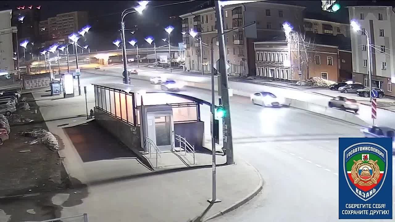 В Казани Lexus протаранил бетонное ограждение: 3 погибших, 8 поврежденных авто