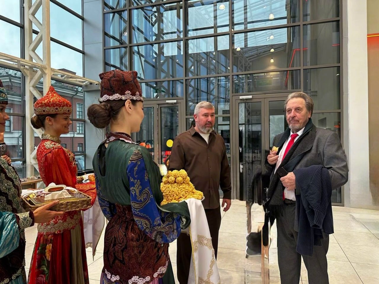 Отец Илона Маска вновь посетит Казань