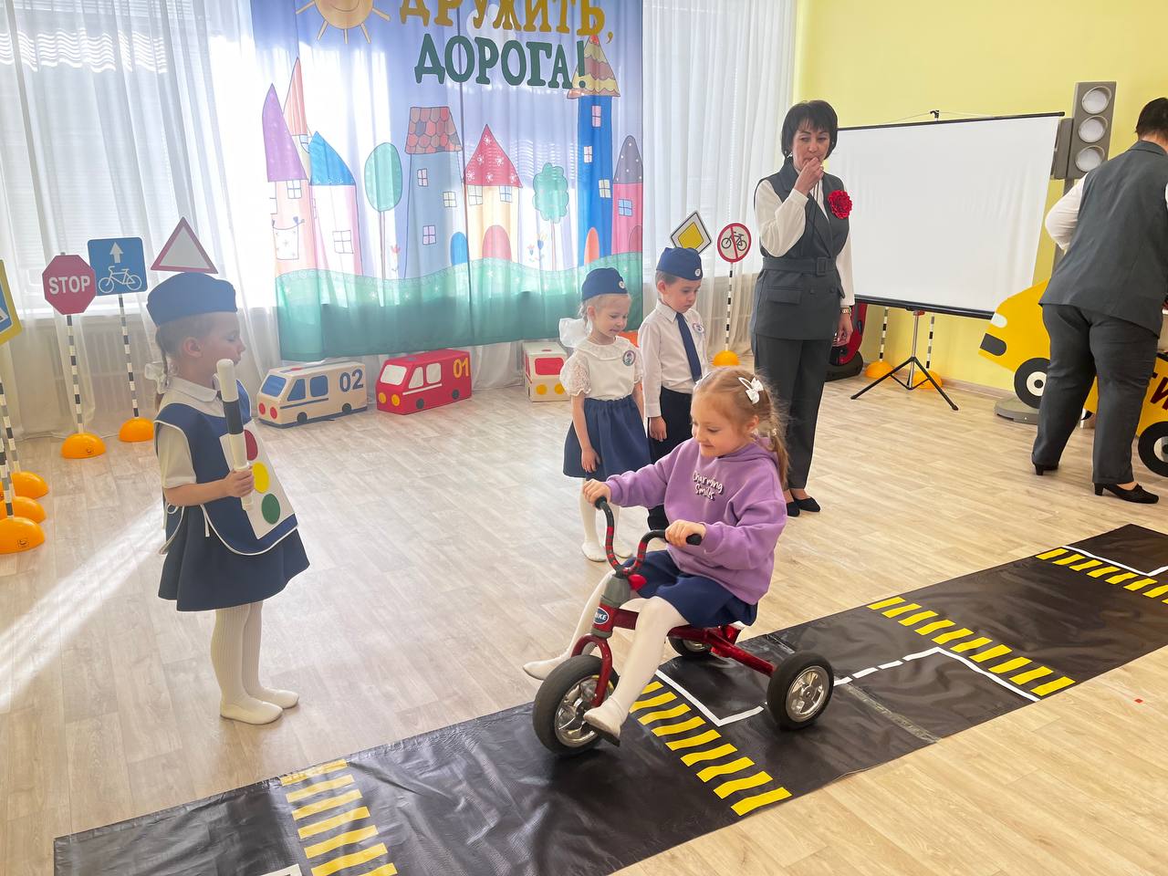 Зональный конкурс агитбригад по пропаганде безопасности дорожного движения "Давай дружить, дорога" проходит в детском саду № 23