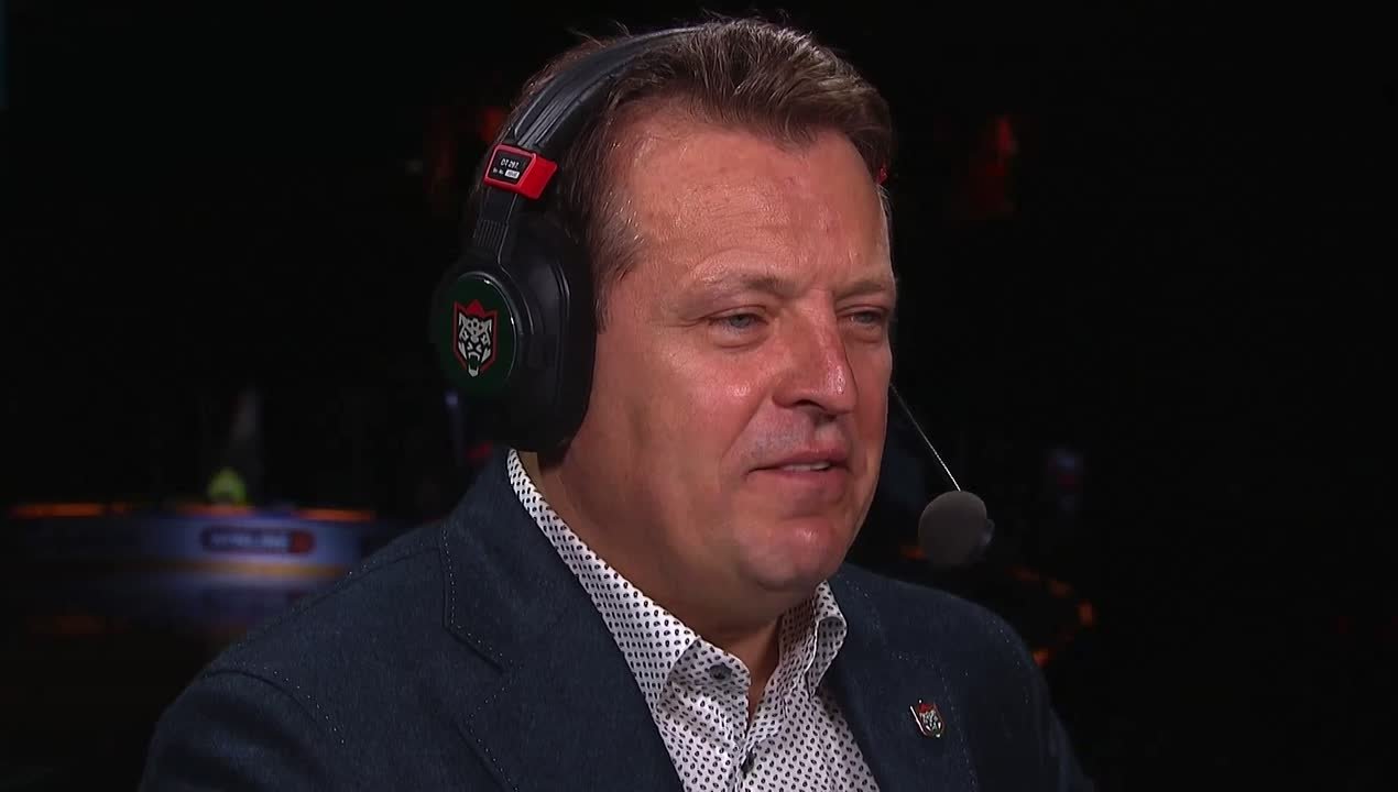 Шайбу! Шайбу!. В этот вечер на «Татнефть-Арене» встретились хоккейные команды «Ак Барс» и «Трактор»