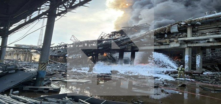 Кадры с места ЧП на заводе в Нижнекамске публикует РЕН ТВ Кадры с места ЧП на заводе в Нижнекамске публикует РЕН ТВ