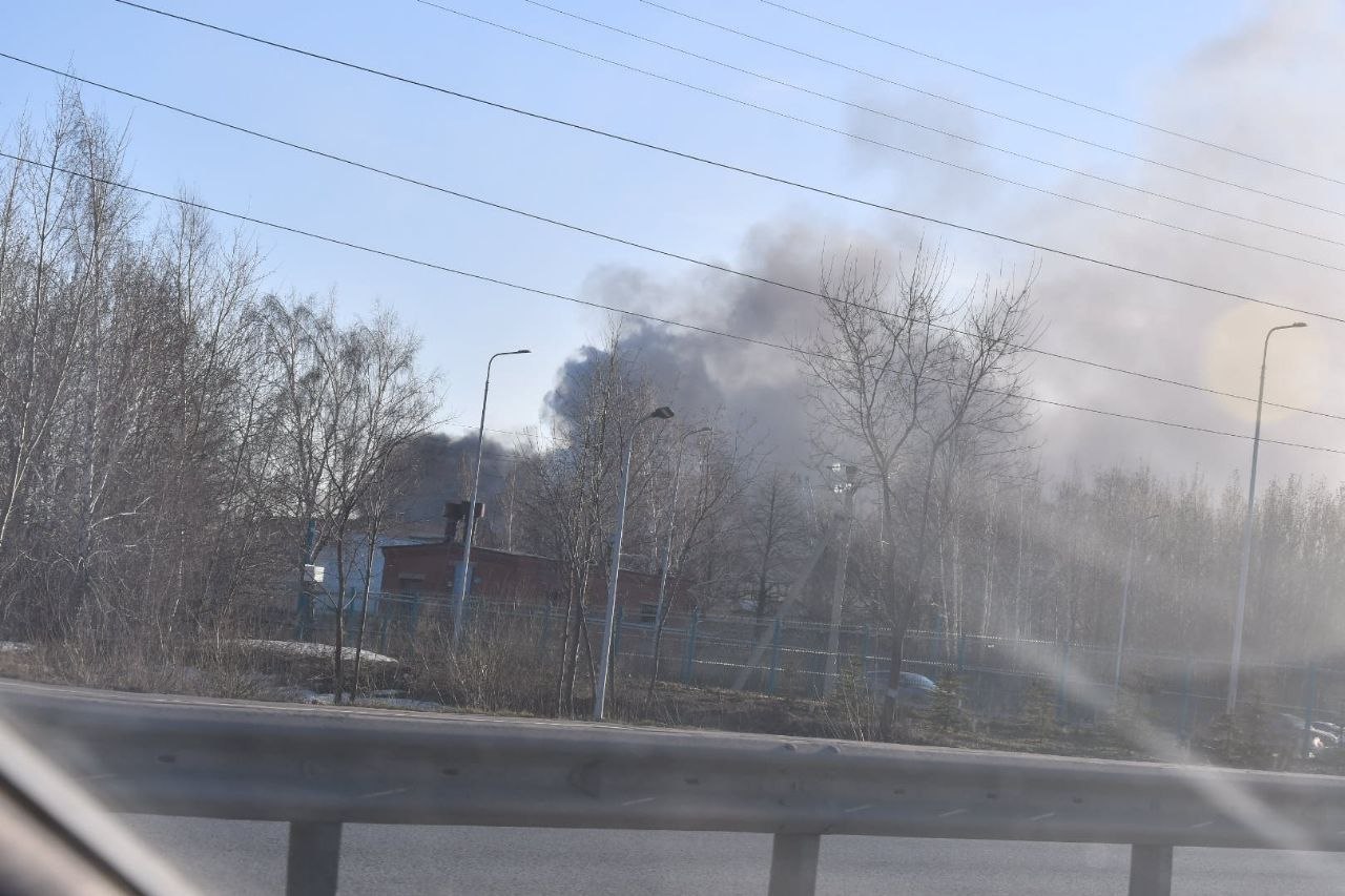 О трех погибших из-за пожара на НКНХ сообщает ТАСС со ссылкой на оперативные службы