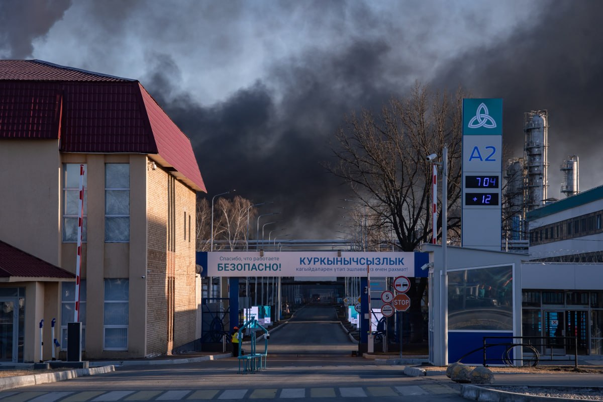 Девять человек до сих пор не вышли на связь с момента начала пожара на НКНХ