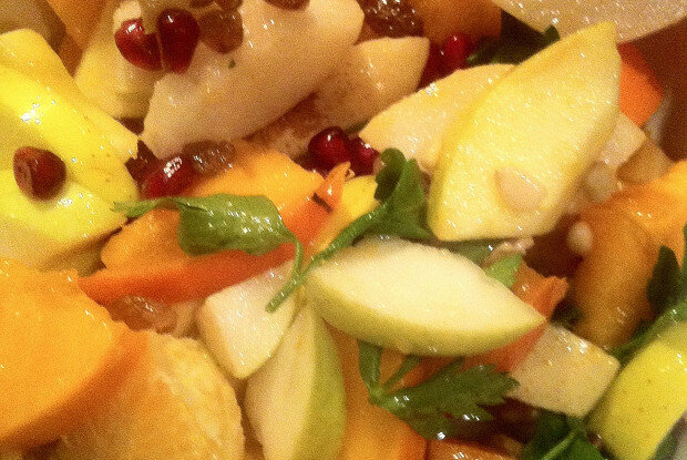 Восхитительный фруктовый салат с гранатом и зеленью