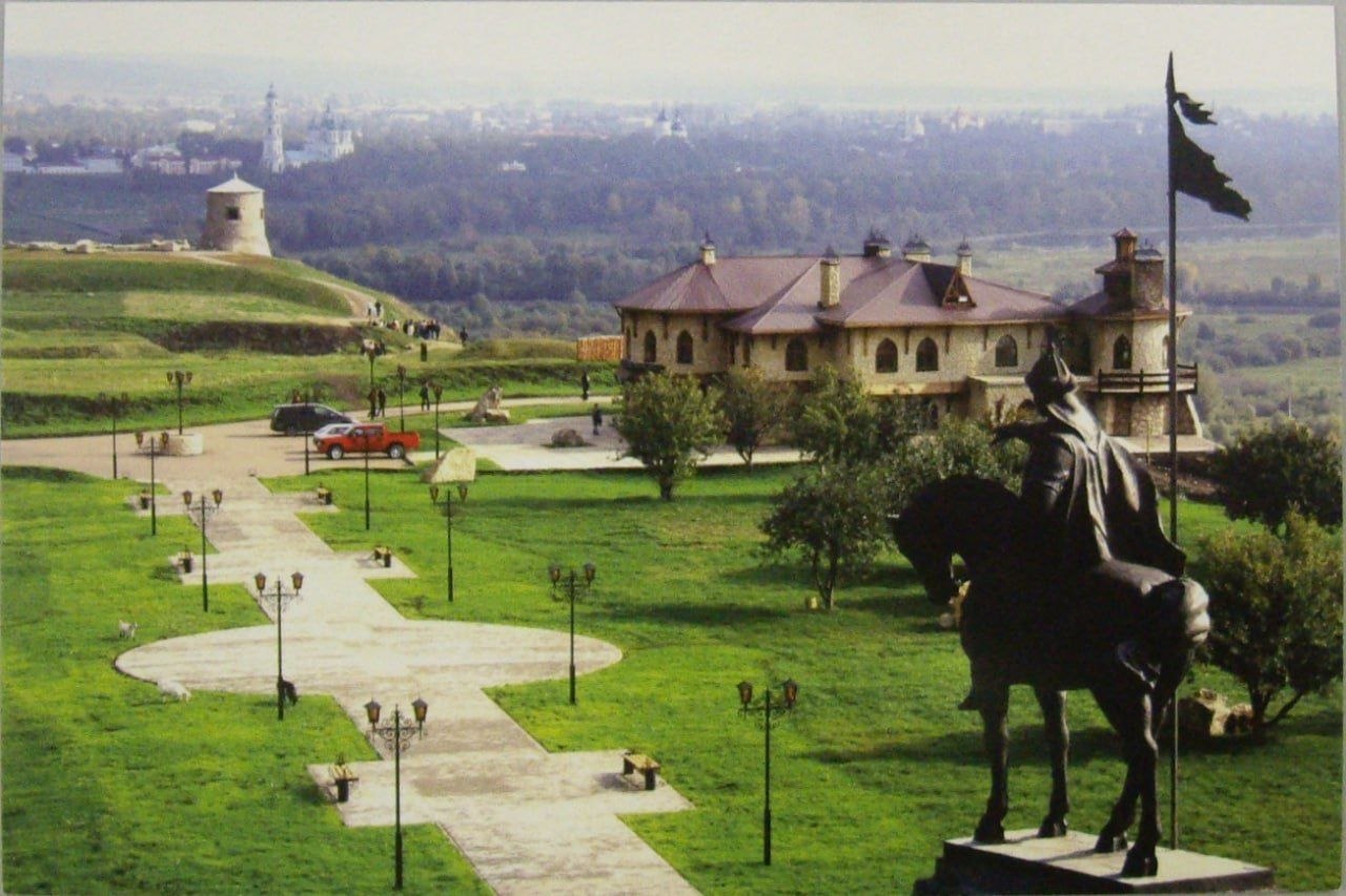 Елабуга. Этот город, тысячелетие которого было отпраздновано в 2007 году, прекрасно отражает атмосферу дореволюционной России: теплую атмосферу торгового городка Елабуга. Этот город, тысячелетие которого было отпраздновано в 2007 году, прекрасно отражает атмосферу дореволюционной России: теплую атмосферу торгового городка