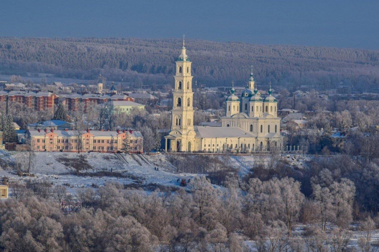 Елабуга. Этот город, тысячелетие которого было отпраздновано в 2007 году, прекрасно отражает атмосферу дореволюционной России: теплую атмосферу торгового городка Елабуга. Этот город, тысячелетие которого было отпраздновано в 2007 году, прекрасно отражает атмосферу дореволюционной России: теплую атмосферу торгового городка