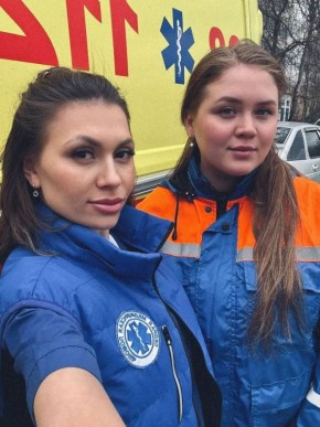 В Набережных Челнах медики оказали экстренную помощь 34-летней женщине на 39-й неделе беременности, которая провалилась под лед, спасая свою собаку