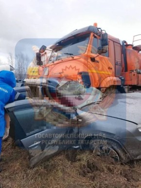 6 апреля в Альметьевском водитель автомобиля Renault, 1969 г.р., по предварительным данным, при выезде со второстепенной дороги, не предоставил преимущество автомобилю КамАЗ, под управлением водителя, 1994 г.р. и совершил с...