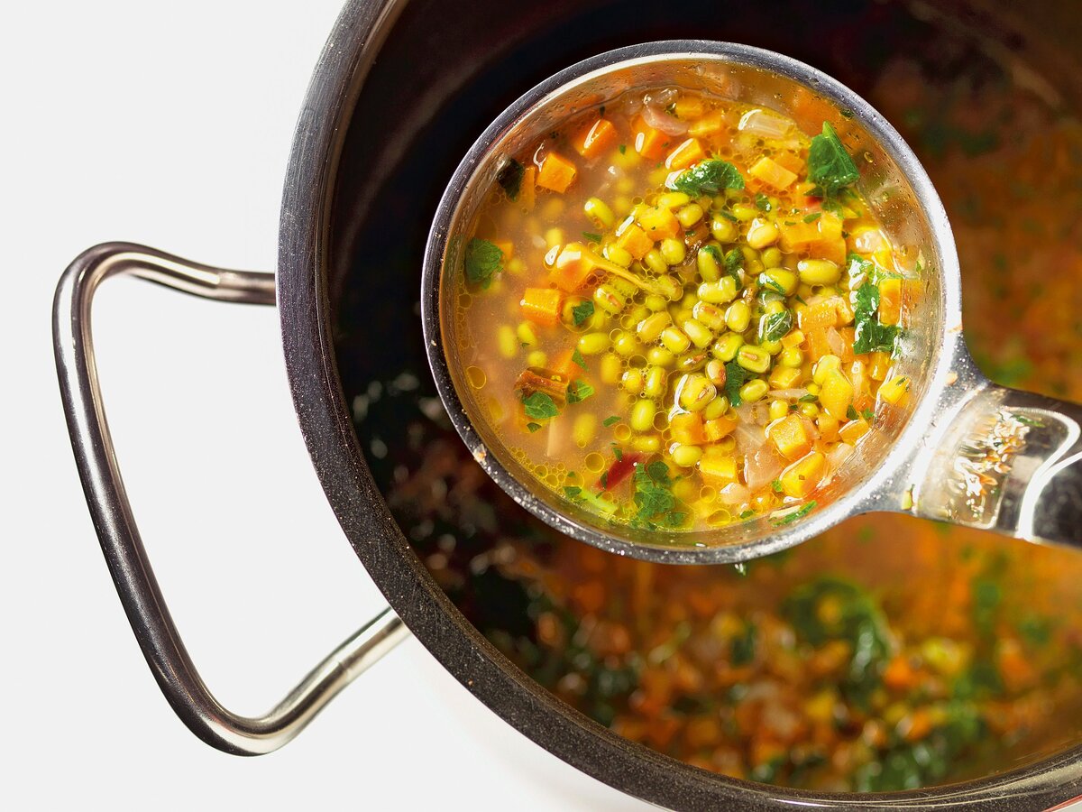 Ароматная похлебка из гороха маш с мятой