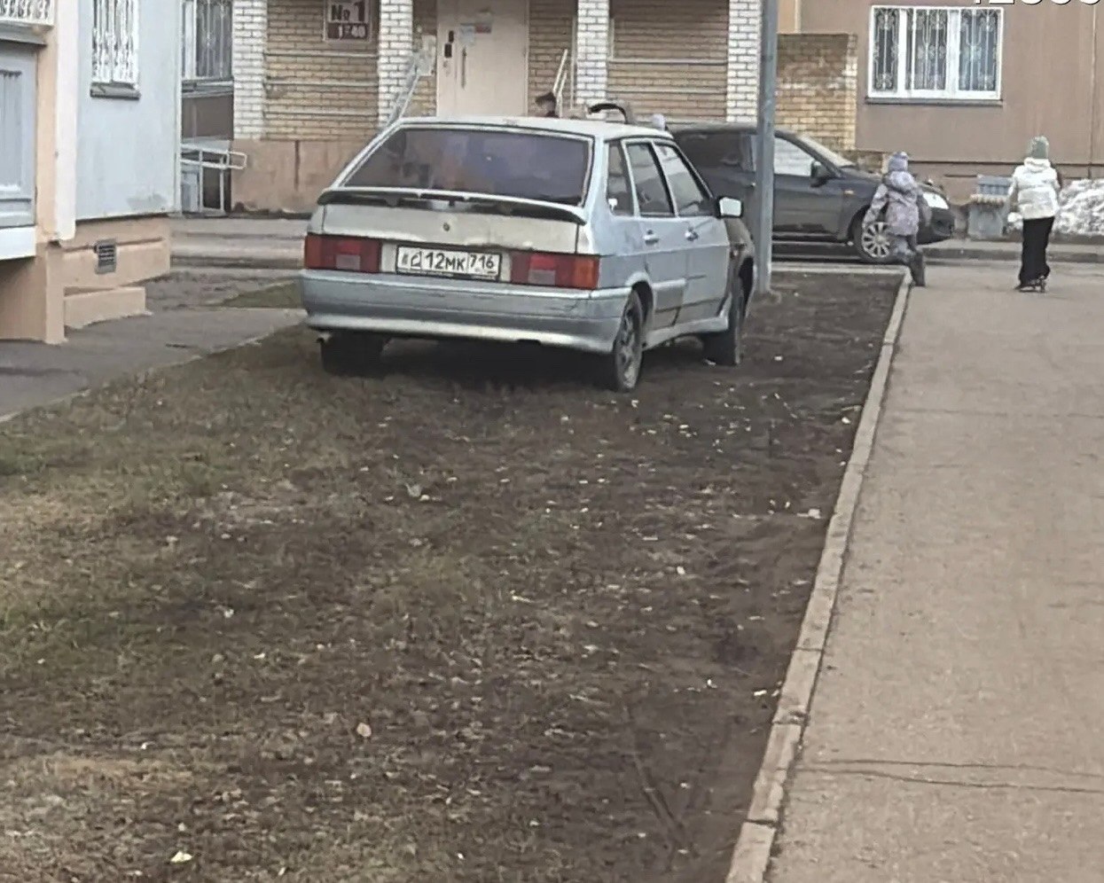 В Нижнекамске административно-техническая инспекция усилила контроль за соблюдений правил парковки, специалисты проводят активные рейды по выявлению автомобилей, оставленных на газонах, сообщила пресс-служба мэрии В Нижнекамске административно-техническая инспекция усилила контроль за соблюдений правил парковки, специалисты проводят активные рейды по выявлению автомобилей, оставленных на газонах, сообщила пресс-служба мэрии