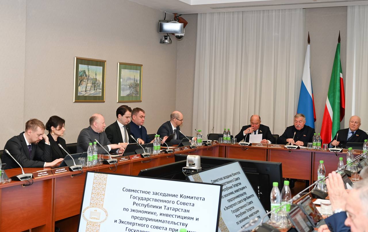 По итогам 2025 года объем ВРП превысил 5,7 трлн рублей: в парламентских комитетах продолжается обсуждение Отчета Правительства