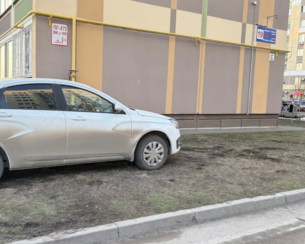 В Нижнекамске административно-техническая инспекция усилила контроль за соблюдений правил парковки, специалисты проводят активные рейды по выявлению автомобилей, оставленных на газонах, сообщила пресс-служба мэрии