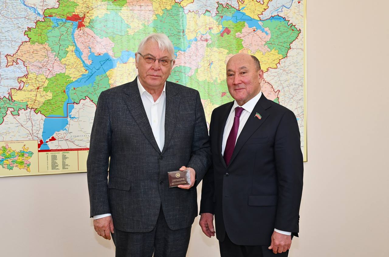 Марат Ахметов вручил удостоверение и значок депутата республиканского парламента Лутфулле Шафигуллину