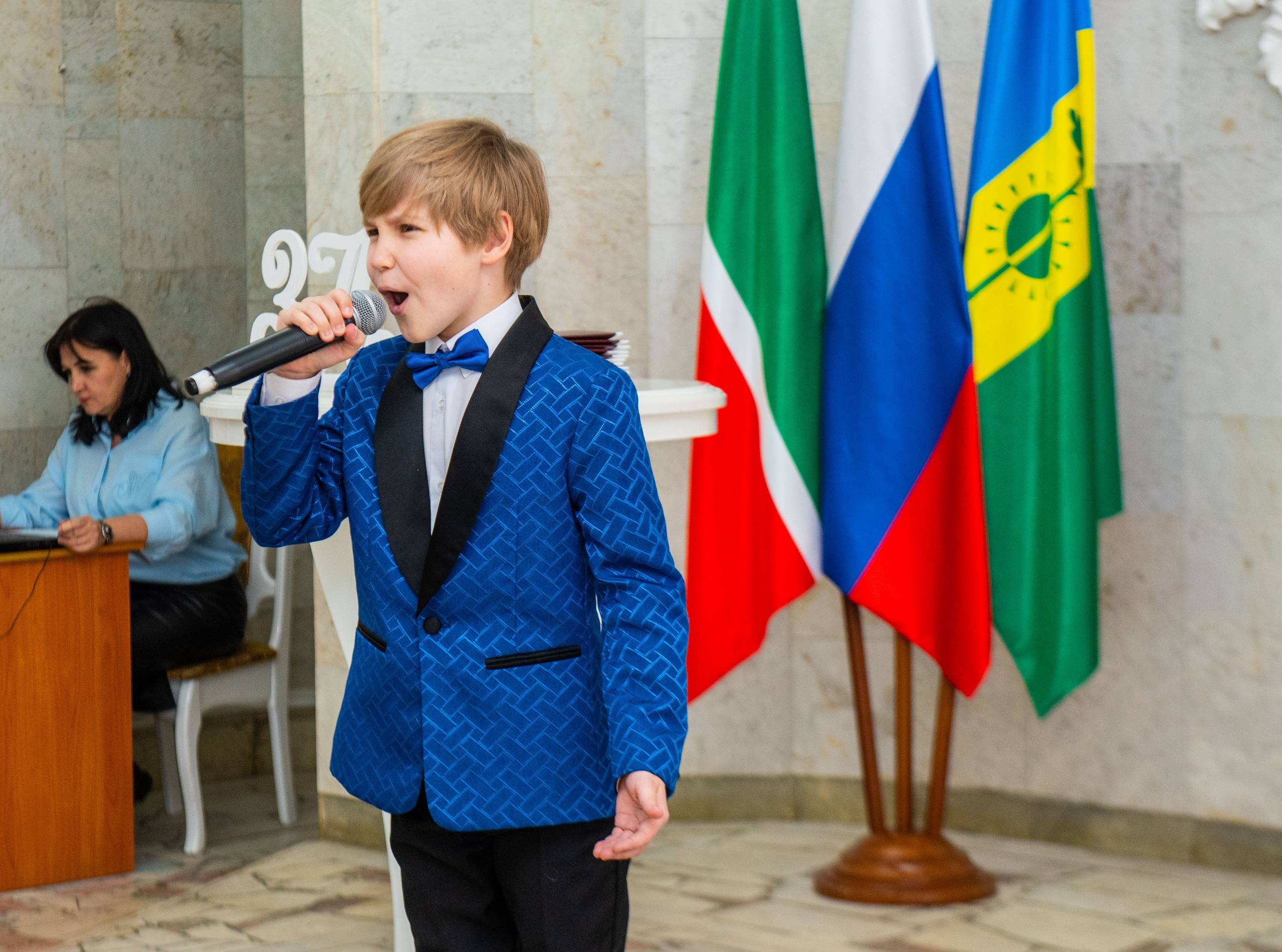 В Нижнекамском управлении ЗАГС накануне Дня космонавтики прошла торжественная церемония вручения паспортов 12 юным жителям города В Нижнекамском управлении ЗАГС накануне Дня космонавтики прошла торжественная церемония вручения паспортов 12 юным жителям города