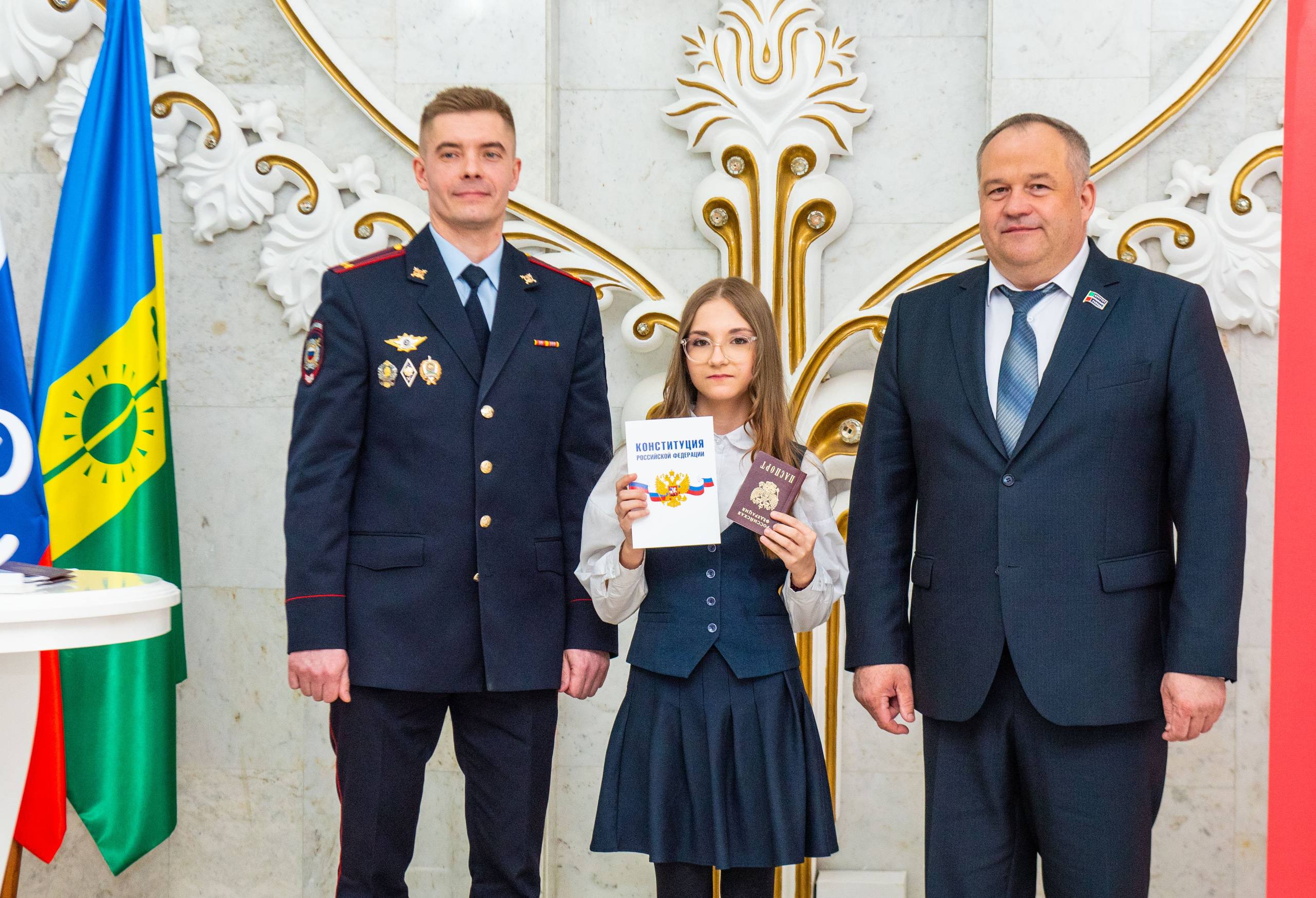 В Нижнекамском управлении ЗАГС накануне Дня космонавтики прошла торжественная церемония вручения паспортов 12 юным жителям города В Нижнекамском управлении ЗАГС накануне Дня космонавтики прошла торжественная церемония вручения паспортов 12 юным жителям города