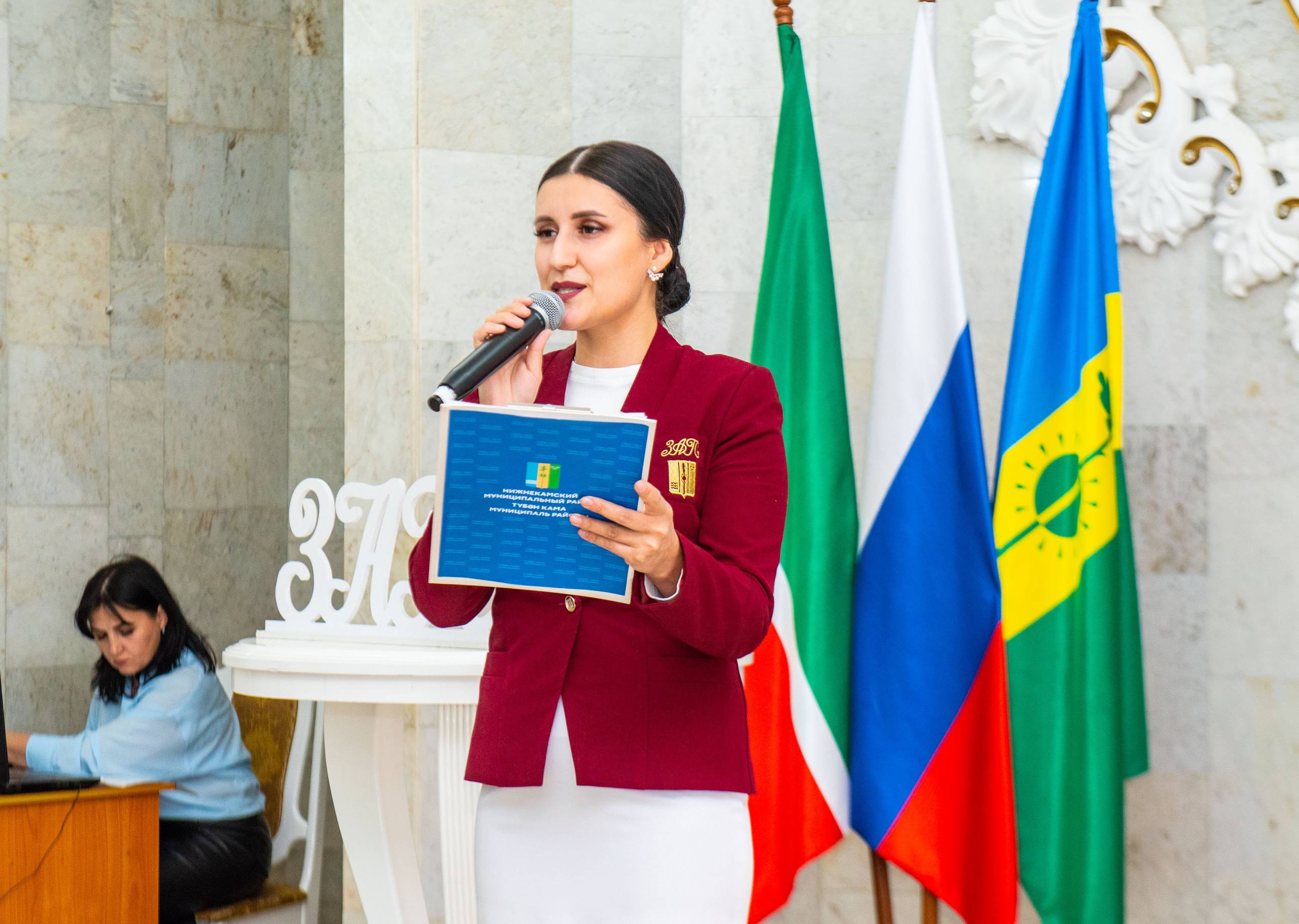 В Нижнекамском управлении ЗАГС накануне Дня космонавтики прошла торжественная церемония вручения паспортов 12 юным жителям города В Нижнекамском управлении ЗАГС накануне Дня космонавтики прошла торжественная церемония вручения паспортов 12 юным жителям города