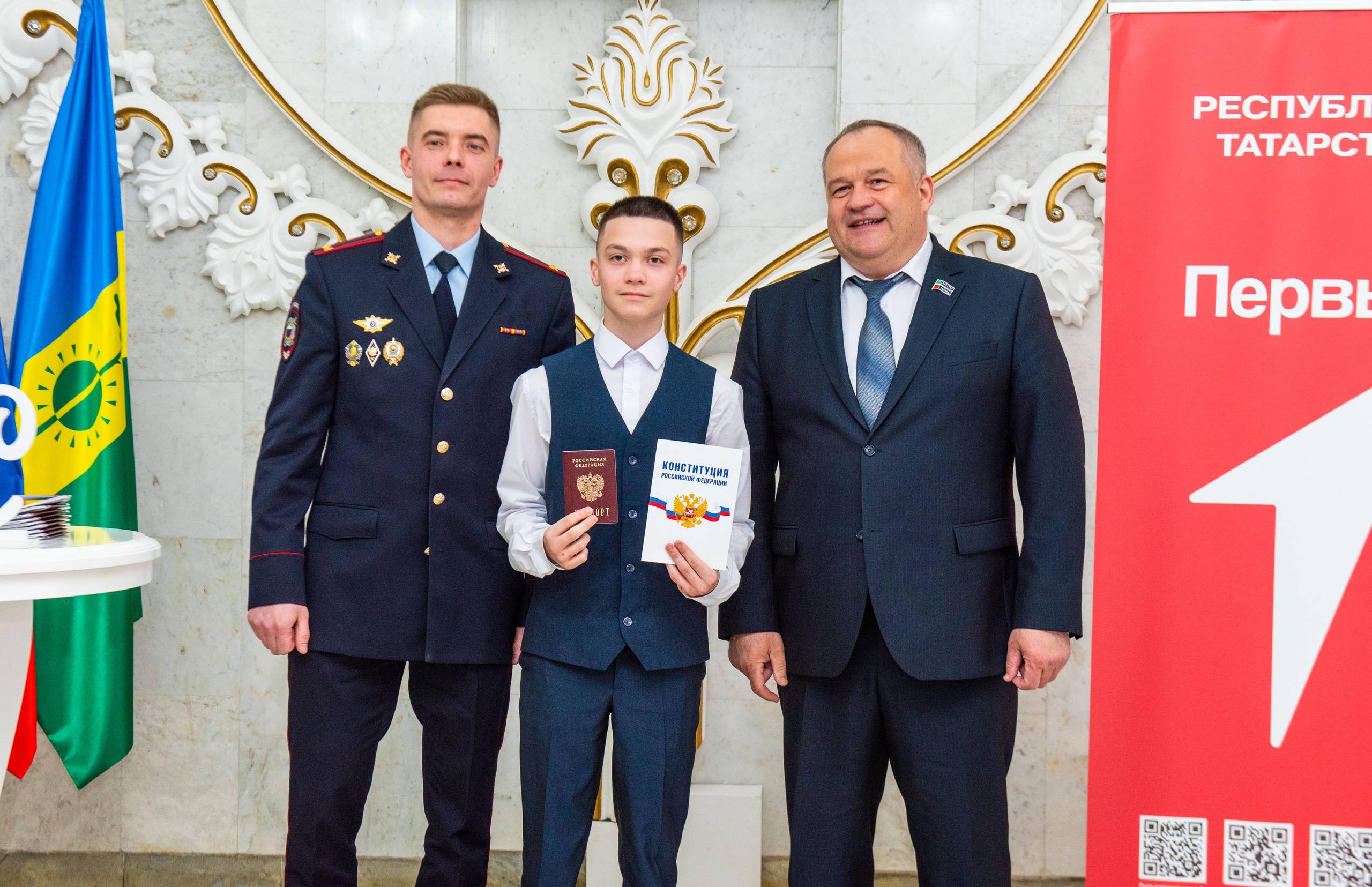 В Нижнекамском управлении ЗАГС накануне Дня космонавтики прошла торжественная церемония вручения паспортов 12 юным жителям города В Нижнекамском управлении ЗАГС накануне Дня космонавтики прошла торжественная церемония вручения паспортов 12 юным жителям города