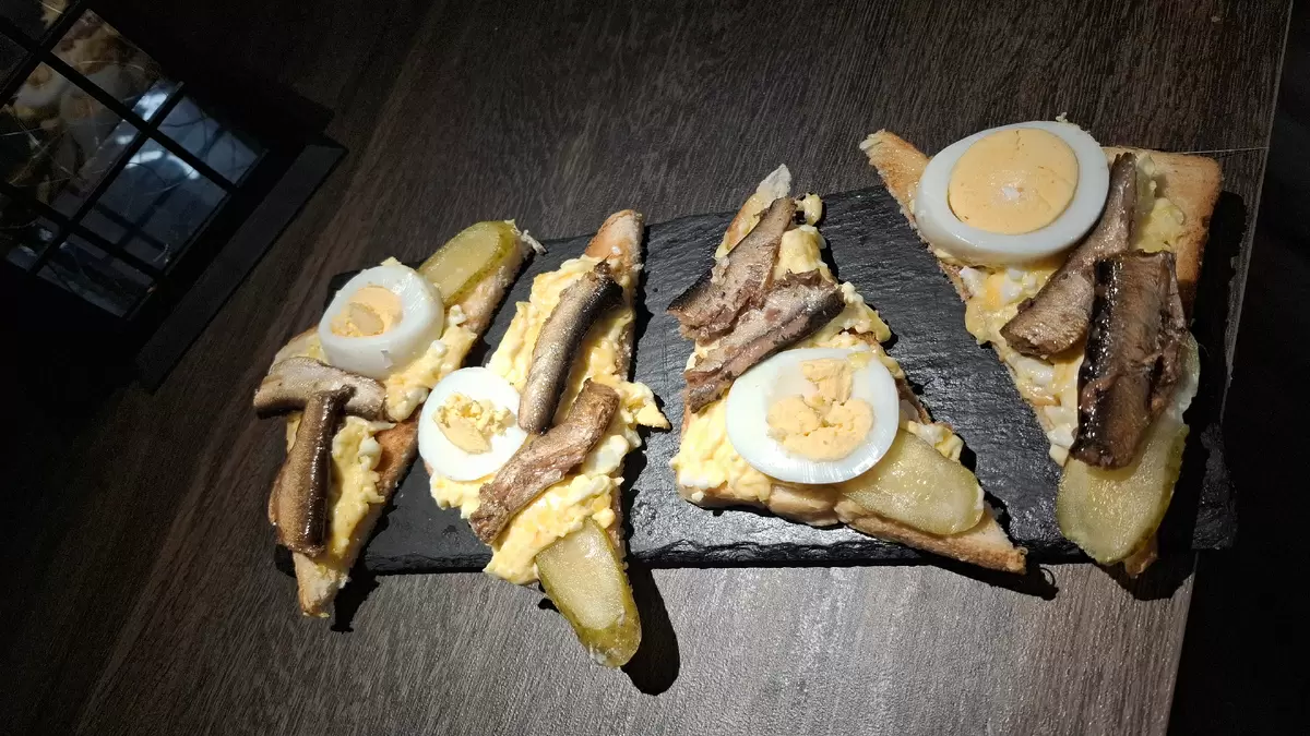 Пикантные бутерброды с шпротами и сыром