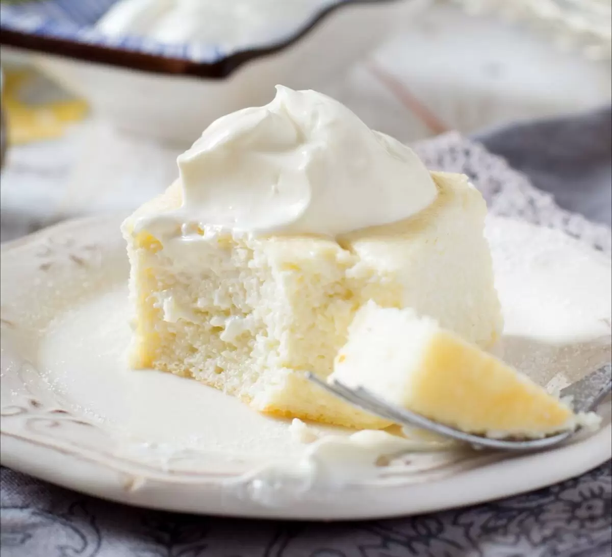 Воздушная запеканка без муки и сахара с клубничным конфитюром