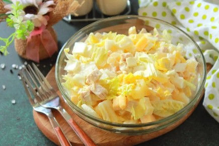 Тропические нотки: 10 рецептов салатов с курицей и ананасами, о которых мечтает каждый гурман