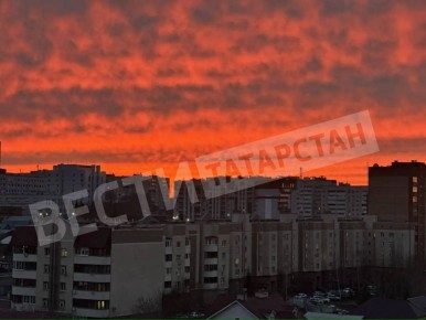 Удивительной красоты пылающий закат сегодня вечером над Казанью