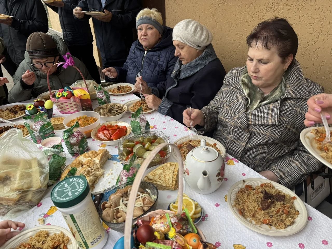 Соседи из домов №20а и 24 на улице Юности дружно встретили Пасху Соседи из домов №20а и 24 на улице Юности дружно встретили Пасху