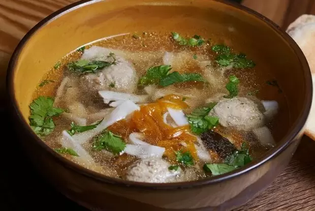 Тепло домашнего супа: куриный бульон с лапшой и фрикадельками, который согреет душу